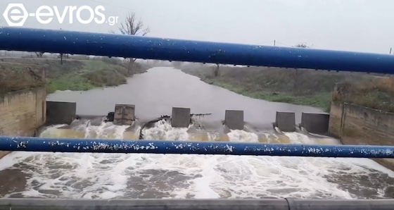 Με τα νερά να φουσκώνουν επικίνδυνα και αρκετές διαβάσεις να έχουν ήδη καταστεί μη προσπελάσιμες.