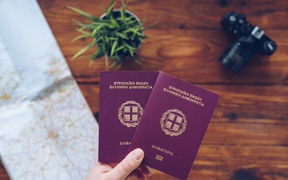 Για ταξίδια στο εξωτερικό εξακολουθεί να απαιτείται το φυσικό διαβατήριο.