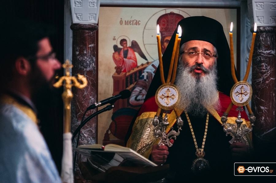 Ο Μητροπολίτης Αλεξανδρουπόλεως Άνθιμος κρατώντας το Άγιο Φως