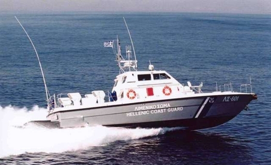 Πνευστή μηχανοκίνητη λέμβος ανοιχτά της Σαμοθράκης με 42 μετανάστες.
