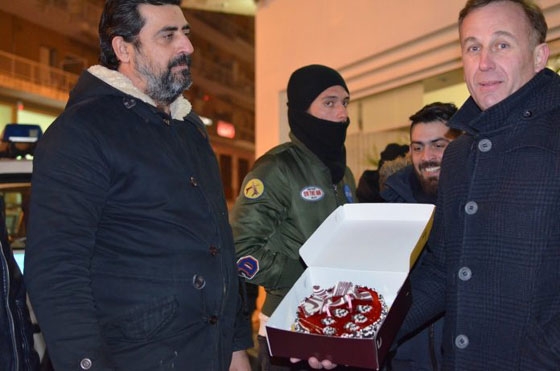 Με τούρτα "γιόρτασαν" τα δύο χρόνια της κυβέρνησης ΣΥΡΙΖΑ οι αγρότες της ΑΜΘ
