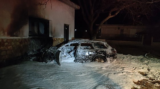 Video: Όχημα καρφώθηκε σε δημοτικό κτίριο και κάηκε ολοσχερώς - Με σπασμένα πόδια ο οδηγός