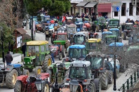 Μπλόκα στους δρόμους στήνουν αγρότες-κτηνοτρόφοι.