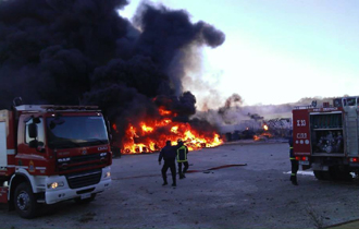 Πυκνοί μαύροι καπνοί γέμισαν την ατμόσφαιρα.