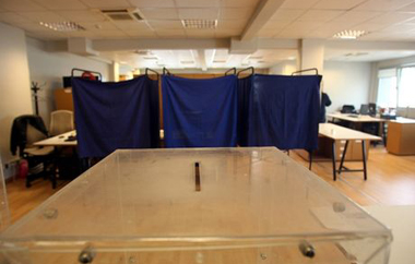 Λιγότερες από 24 ώρες έμειναν για να ανοίξουν οι κάλπες και να ψηφίσουν οι πολίτες.