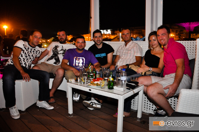 Δροσερές ξέφρενες νύχτες στην ταράτσα του Yacht club.