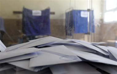 Για να ψηφίσουμε χρειαζόμαστε είτε την αστυνομική μας ταυτότητα είτε το διαβατήριο είτε την άδεια οδήγησης είτε το βιβλιάριο υγείας.