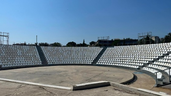 Η ανανεωμένη εικόνα του θέατρου Αλτιναλμάζη μετά την προσθήκη των καθισμάτων.