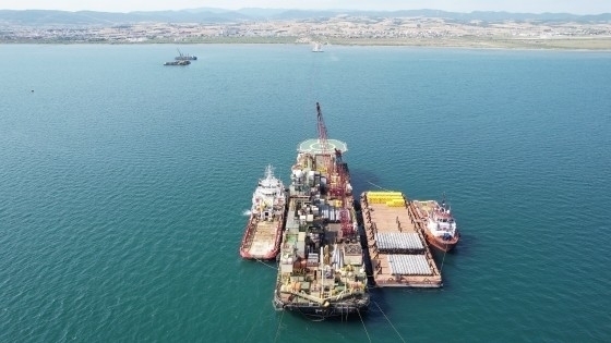 Το FSRU Αλεξανδρούπολης θα τεθεί σε λειτουργία από 1/1/2024, ενώ το πλοίο θα παραδοθεί από το ναυπηγείο αρχές Νοεμβρίου 2023.