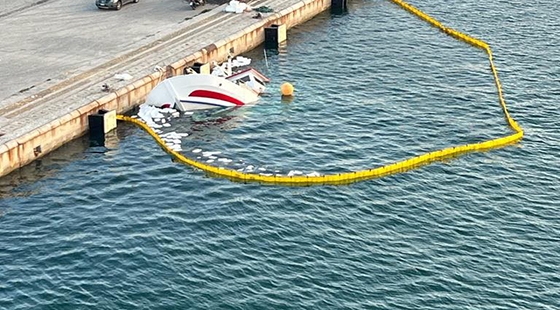 Μετά την πρόσκρουση το πλοίο βυθίστηκε εντός του λιμένα.