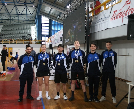 Τρεις αθλητές του ΕΘΝΙΚΟΥ Αντιπτέρισης ετοιμάζουν βαλίτσες για σημαντικές διεθνείς διοργανώσεις.