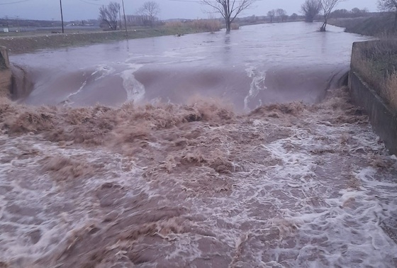 Η αντιπολίτευση υποστηρίζει ότι η εικόνα των πλημμυρισμένων σπιτιών και σχολείων στον Απαλό αποτελεί ένα θλιβερό «ντεζαβού»!