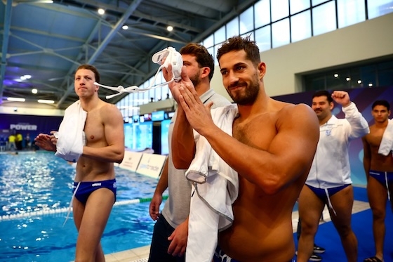 Η Ελλάδα έχανε με 4-11 αλλά επικράτησε 16-15 και θέλει νίκη επί της Ολλανδίας για να προκριθεί.