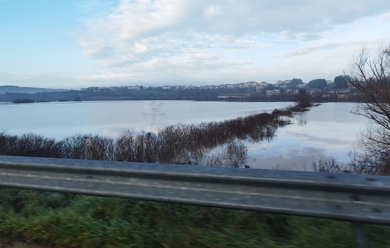 Τα φράγματα αυτά έχουν υπέργειο ύψος 3 έως 4 μέτρα, δημιουργώντας τις απαραίτητες λεκάνες για τη συγκράτηση υδάτων και υλικών.