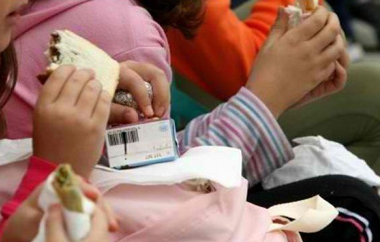 Σε μαθητές δημοτικών σχολείων για το σχολικό έτος 2013-2014.