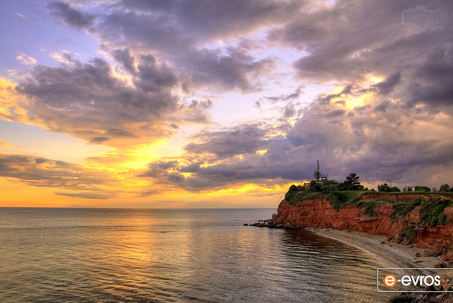 Γυναίκα έπεσε από τα κόκκινα βράχια Αλεξανδρούπολης και νοσηλεύεται στην εντατική