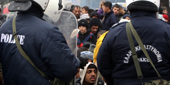 Αθώοι οι 12 αστυνομικοί που κατηγορήθηκαν για βασανισμό μεταναστών