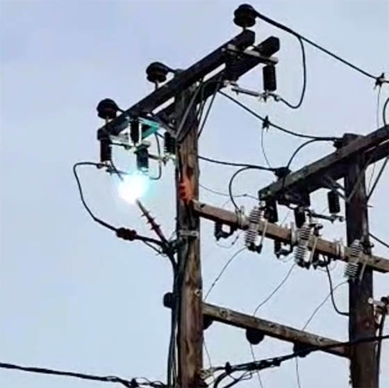 Η κολώνα της ΔΕΗ η οποία βρίσκεται στο Πάρκο Ποιμενίδη επισκευάστηκε νωρίς το πρωί του Σαββάτου.