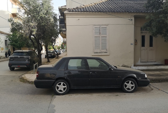 Στο παρμπρίζ υπάρχει κλήση της Τροχαίας, αλλά το όχημα δεν έχει μετακινηθεί ούτε εκατοστό.