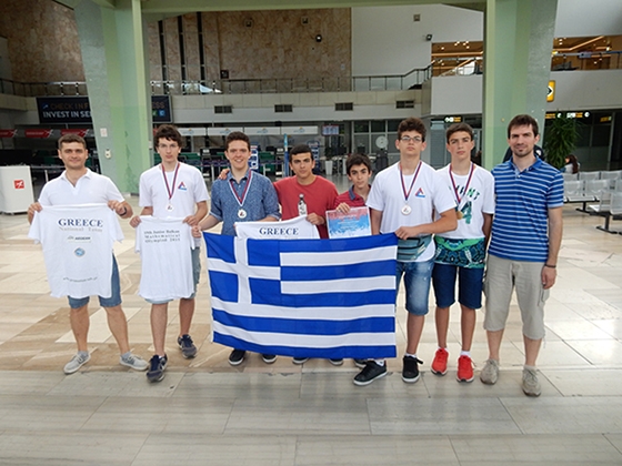 Ο Ορέστης και η Εθνική Ομάδα με το χάλκινο μετάλλιο της Μαθηματικής Ολυμπιάδας στα χέρια