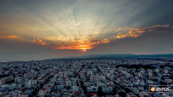 Μέσα στον συννεφιασμένο πολιτικό ουρανό, υπάρχουν και κάποιες ηλιαχτίδες αισιοδοξίας για το μέλλον αυτού του τόπου.