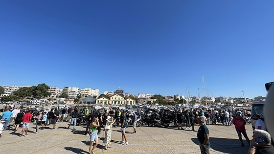 Ανάμεσα στο συγκεντρωμένο πλήθος ήταν και οι συγγενείς των δύο θυμάτων που έχασαν τη ζωή τους μετά από μετωπική σύγκρουση με λαθροδιακινητές.