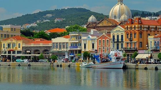 Φτάνοντας κανείς στην πρωτεύουσα της Λέσβου, τη Μυτιλήνη, είναι αδύνατο να μην αισθανθεί τη μαγεία, την αύρα, και τον κοσμοπολίτικο αέρα που αποπνέει το νησί.