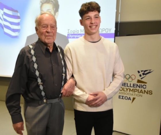 Ο 95χρονος Στέλιος Μπόνας και ο 16χρονος Βαγγέλης Ντούμας ένωσαν τις γενιές του Ολυμπισμού