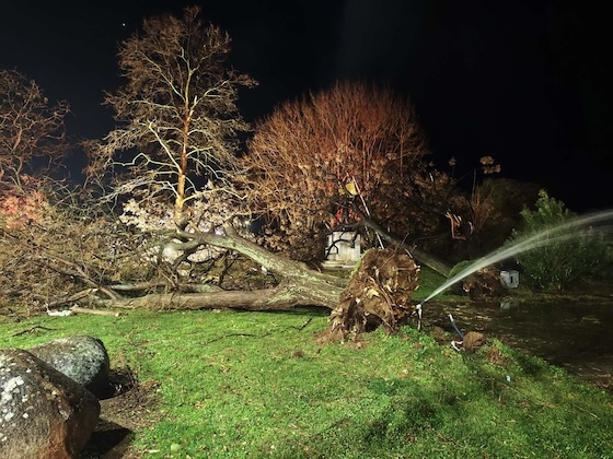 Οι θυελλώδεις άνεμοι και η έντονη βροχόπτωση σάρωσαν τα πάντα στο πέρασμά τους.
