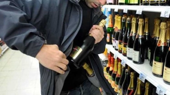 Χειροπέδες σε δράστη που «χτύπησε» δύο φορές το ίδιο κατάστημα.