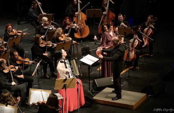 Ρίγη συγκίνησης στη Θεσσαλονίκη για το «Σαμοθράκης Βήμα» της Ζωής Τηγανούρια και του Μητροπολίτη Αλεξανδρουπόλεως.