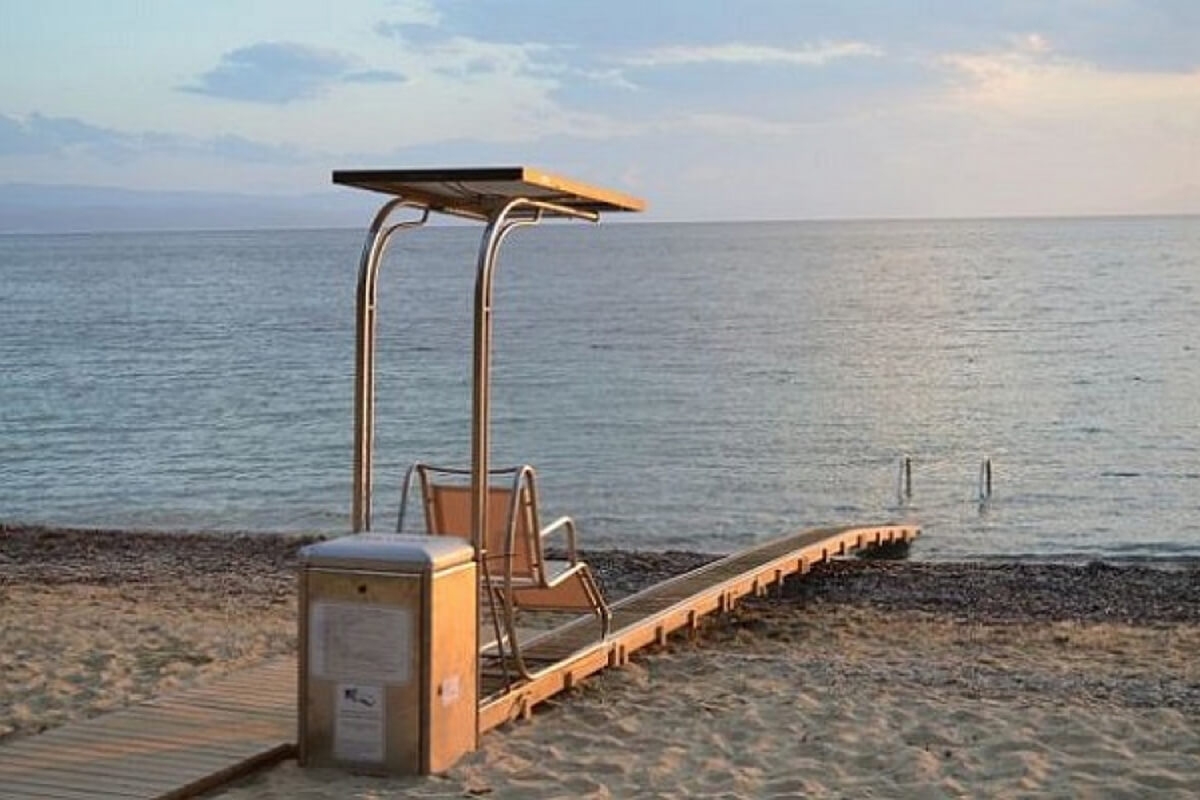 Προσβάσιμη για άτομα με κινητικά προβλήματα γίνεται η παραλία της Μεσημβρίας.