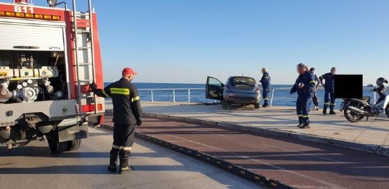 Στιγμιότυπο από το χθεσινό τροχαίο στην παραλιακή της Αλεξανδρούπολης.