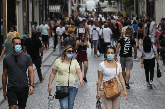 Την εφαρμογή «εναλλακτικών» περιοριστικών μέτρων στις πολύ επιβαρυμένες επιδημιολογικά περιοχές φαίνεται πως θα εισηγηθεί η επιτροπή των ειδικών.