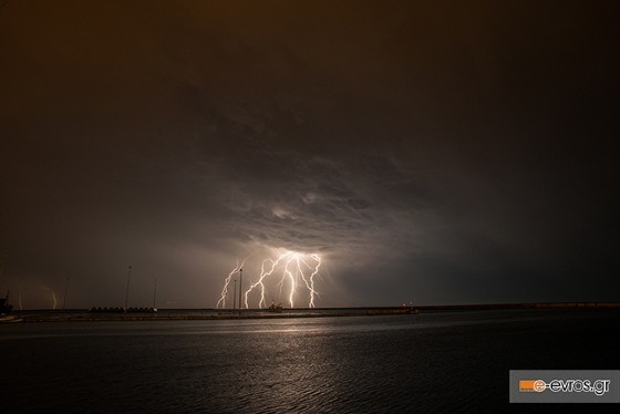 Την προσοχή των κατοίκων ζητά ο δήμαρχος Διδυμοτείχου διότιι παραμένουν ακόμη ανοιχτά τα αναχώματα στον Ερυθροπόταμο.