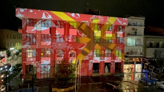 Πρόκειται για ένα από τα πιο υπέρλαμπρα Χριστουγεννιάτικα θεάματα που έχουν δει οι πολίτες της Αλεξανδρούπολης!