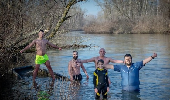 Οι Χειμερινοί Κολυμβητές της Ορεστιάδας απολαμβάνουν και τις φετινές τους προπονήσεις στον ποταμό Άρδα με αφορμή την γιορτή των Θεοφανείων!