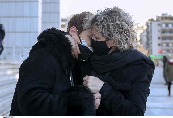 Η μητέρα της Τοπαλούδη στην αγκαλιά της μητέρα της Γαρυφαλλιάς που δολοφονήθηκε στη Φολέγανδρο.