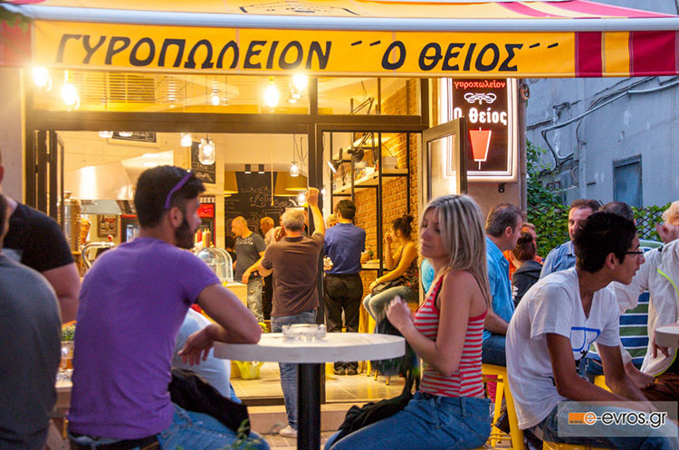 Εγκαίνια για το γυροπωλείον 'Ο Θείος' στο κέντρο της Αλεξανδρούπολης.