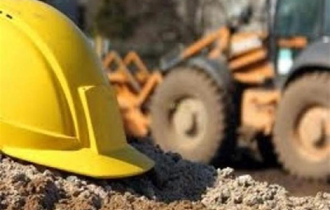 Όγκοι άμμου άρχισαν να καταρρέουν από άγνωστη αιτία με αποτέλεσμα να τον καταπλακώσουν.