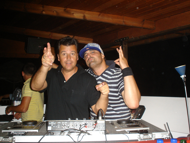 Πάρτυ με DJ AΚ και DJ Vlasakis στο Domus κάθε Πέμπτη!!