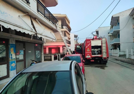 Ο 61χρονος άνδρας μεταφέρθηκε με εγκαύματα στο ΠΓΝΑ.