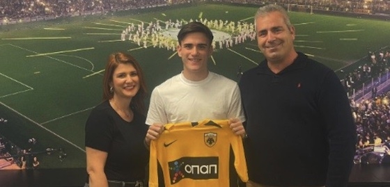 Ο νεαρός ποδοσφαιριστής με τους γονείς του.