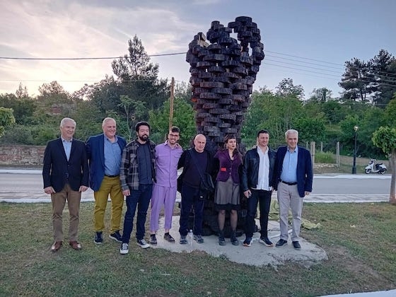 Το γλυπτό δημιουργήθηκε με σκοπό να λειτουργήσει ως σημείο μνήμης και αναγέννησης.