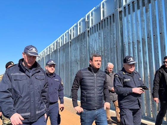 O κ. Νικολακόπουλος επιθεώρησε αρχικά κάποια σημεία του φράχτη και στη συνέχεια επισκέφθηκε το Τμήμα Συνοριακής Φύλαξης στο Σουφλί
