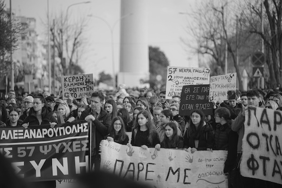 Ορισμένα καταστήματα επέλεξαν να λειτουργούν κανονικά, σαν να ήταν μια οποιαδήποτε συνηθισμένη μέρα.