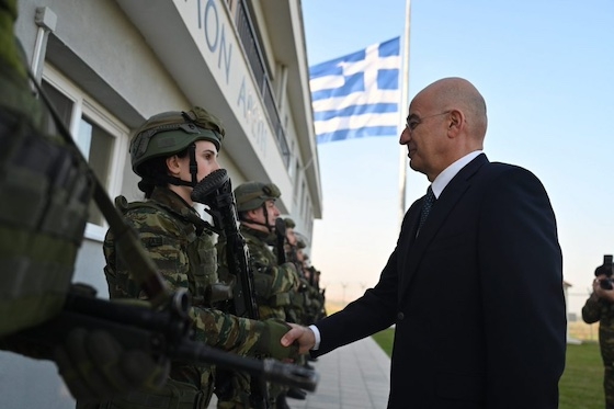 Ο υπουργός Εθνικής Αμυνας ενημερώθηκε για την αποστολή του φυλακίου, συνομίλησε με τα στελέχη και τους οπλίτες θητείας.