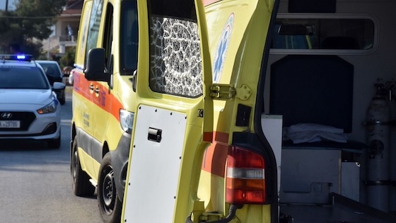 Το όχημα φέρεται να της έκλεισε τον δρόμο, με αποτέλεσμα η οδηγός του δικύκλου να πέσει στο οδόστρωμα και να τραυματιστεί σοβαρά.