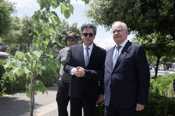 Στο πλαίσιο της επίσκεψης πραγματοποιήθηκε δεντροφύτευση μουριάς έξω από το δημαρχείο Ορεστιάδας.