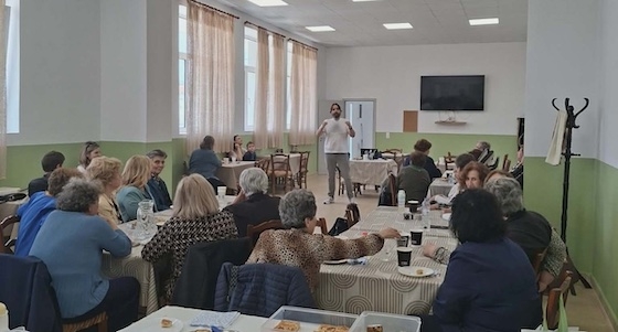Οι πολίτες ενημερώθηκαν για την ανάγκη να διατηρούν την ψυχραιμία τους σε περιπτώσεις αιφνιδιαστικών κλήσεων, να μην αποκαλύπτουν ποτέ τραπεζικούς κωδικούς ή προσωπικά στοιχεία.